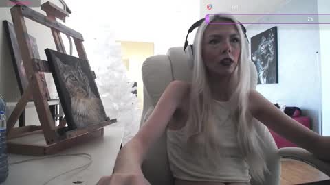 Snapshot of tinykylie chatting on 15, 2, 2026 stage Kylie Sinner brand CLITBAIT online show from 15, 2, 2026