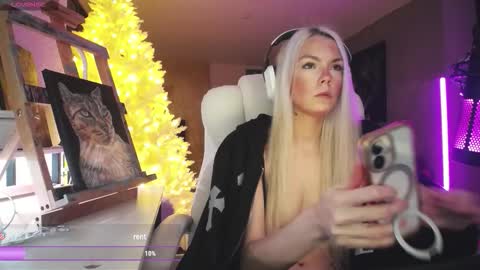 Snapshot of tinykylie chatting on 21, 2, 2026 stage Kylie Sinner brand CLITBAIT online show from 21, 2, 2026