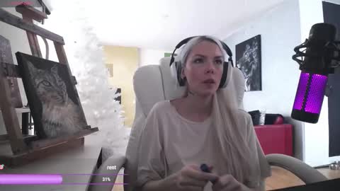 Snapshot of tinykylie chatting on 21, 2, 2026 stage Kylie Sinner brand CLITBAIT online show from 21, 2, 2026