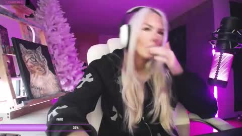 Snapshot of tinykylie chatting on 22, 2, 2026 stage Kylie Sinner brand CLITBAIT online show from 22, 2, 2026