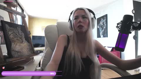 Snapshot of tinykylie chatting on 28, 2, 2026 stage Kylie Sinner brand CLITBAIT online show from 28, 2, 2026