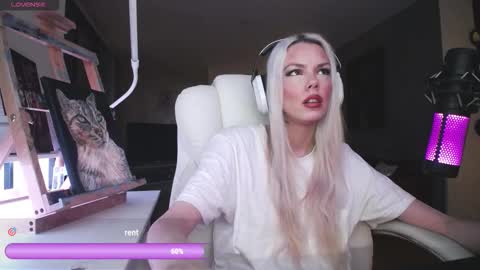 Snapshot of tinykylie chatting on 2, 3, 2026 stage Kylie Sinner brand CLITBAIT online show from 2, 3, 2026