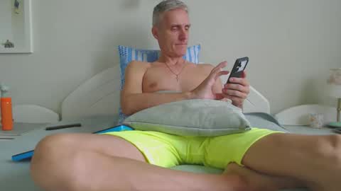 Daniel Bisexual uncut 20cm online show from 13, 9, 2025