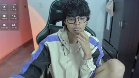 Snapshot of tokyo_uwu chatting on 29, 12, 2024 sofi 3 online show from 29, 12, 2024