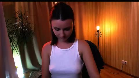 Snapshot of too_beautiful chatting on 9, 10, 2025 Elizabeth online show from 9, 10, 2025