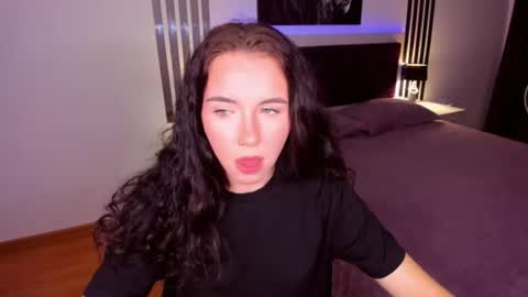 TriciaDaisy online show from 23, 7, 2026