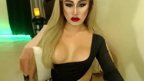 Snapshot of tshugescock chatting on 22, 2, 2025 SEDUCTIVEmistresCUMS online show from 22, 2, 2025