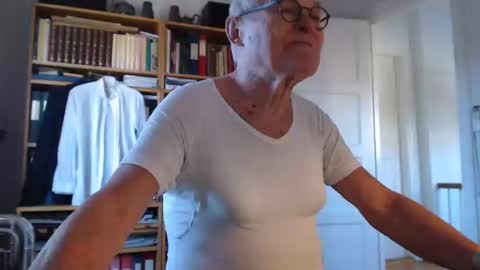 Snapshot of tubaist chatting on 15, 1, 2025 FINN but call me NANNA online show from 15, 1, 2025