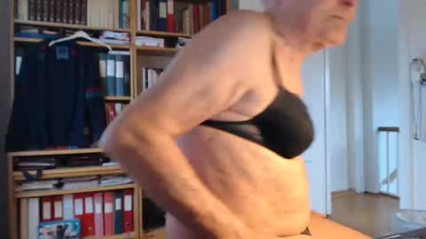 Snapshot of tubaist chatting on 26, 2, 2025 FINN but call me NANNA online show from 26, 2, 2025