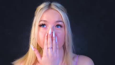 Snapshot of twinklefluff chatting on 9, 3, 2025 twinklefluff online show from 9, 3, 2025