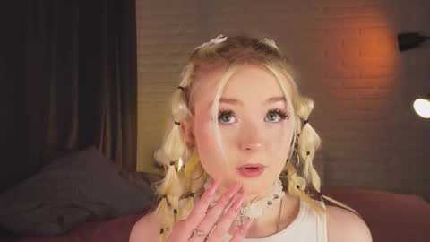 Snapshot of twinklefluff chatting on 18, 10, 2025 twinklefluff online show from 18, 10, 2025