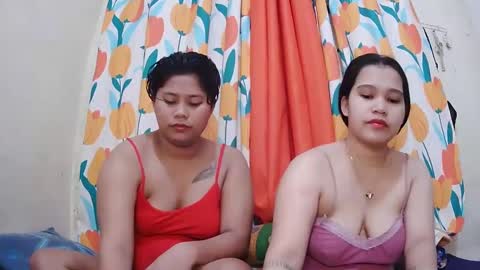 Snapshot of twowetcuties chatting on 25, 2, 2025 Lyn and lea online show from 25, 2, 2025