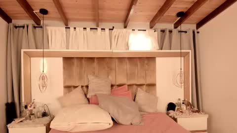 Twiggy online show from 20, 2, 2025