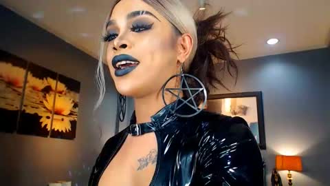 UrMajestyTyra online show from 5, 2, 2025