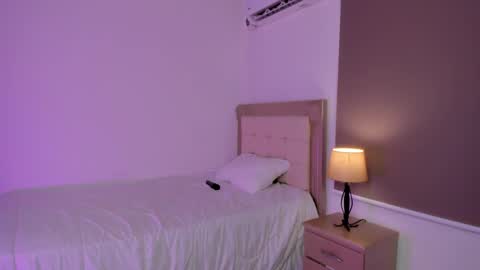 Snapshot of vale_kross chatting on 4, 1, 2025 HI IM NEW online show from 4, 1, 2025