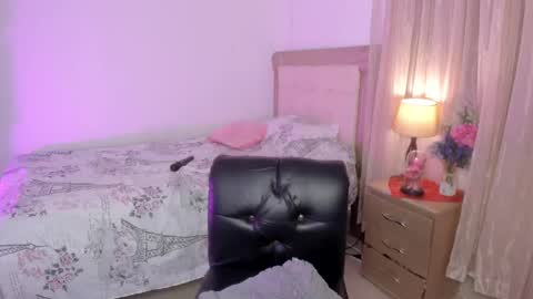 Snapshot of vale_kross chatting on 7, 3, 2025 HI IM NEW online show from 7, 3, 2025