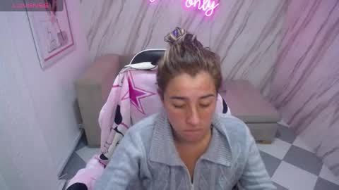 Snapshot of valerie_b chatting on 13, 12, 2024 valerie_b online show from 13, 12, 2024