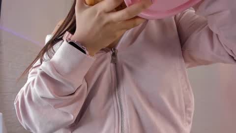 Snapshot of valloletsamar chatting on 8, 1, 2025 Vallolet Peach  online show from 8, 1, 2025