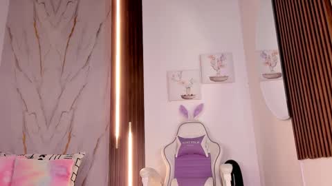 Vallolet Peach  online show from 25, 11, 2025