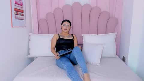 Snapshot of vanessamirren chatting on 3, 10, 2025 vanessamirren online show from 3, 10, 2025