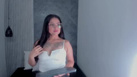 Snapshot of vanessamirren chatting on 5, 10, 2025 vanessamirren online show from 5, 10, 2025