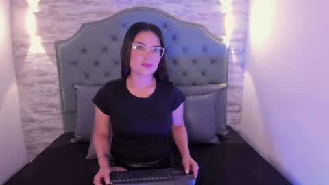 Snapshot of vanessamirren chatting on 9, 10, 2025 vanessamirren online show from 9, 10, 2025