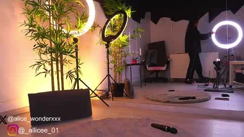 Vanessa Simon online show from 4, 3, 2025