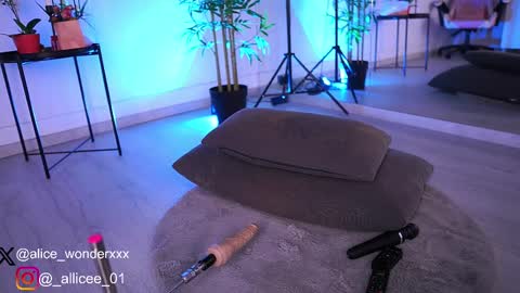 Vanessa Simon online show from 8, 3, 2025