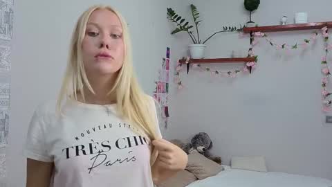 Snapshot of vanillaecho chatting on 19, 10, 2025 Megan online show from 19, 10, 2025