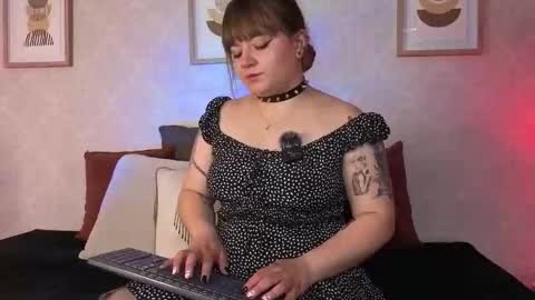 Vee Simons online show from 21, 10, 2025