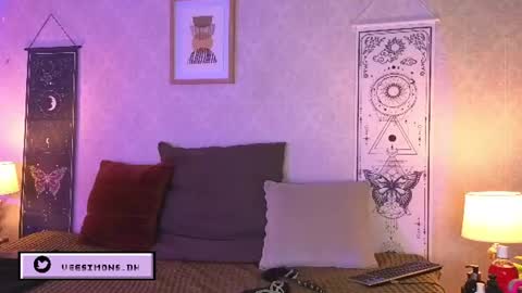 Snapshot of veesimons_dh chatting on 8, 7, 2026 Vee Simons online show from 8, 7, 2026