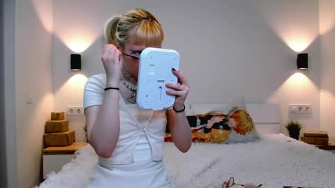 EliQueen online show from 9, 4, 2026