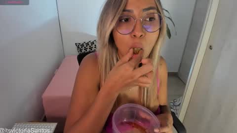 Victoria Santos online show from 28, 10, 2025