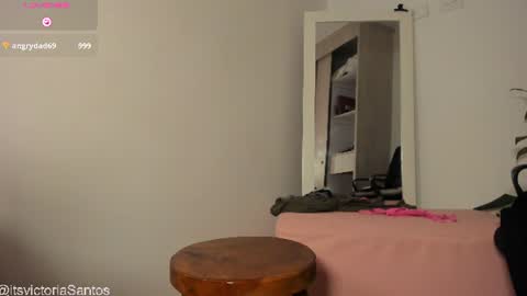 Victoria Santos online show from 15, 7, 2026