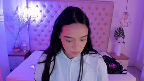 Snapshot of victoria_kitt chatting on 7, 10, 2025 victoria_kitt online show from 7, 10, 2025