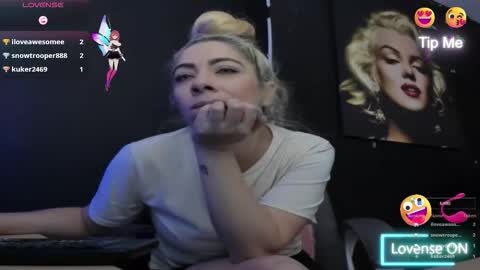 Snapshot of viktoria_davis_ chatting on 1, 11, 2025 Viktoria online show from 1, 11, 2025