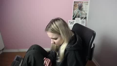 Snapshot of viktoria_lovely chatting on 27, 12, 2024 viktoria_lovely online show from 27, 12, 2024