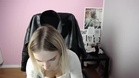 Snapshot of viktoria_lovely chatting on 13, 10, 2025 viktoria_lovely online show from 13, 10, 2025