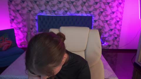 Snapshot of vikviklove chatting on 28, 5, 2026 VikVikLove online show from 28, 5, 2026