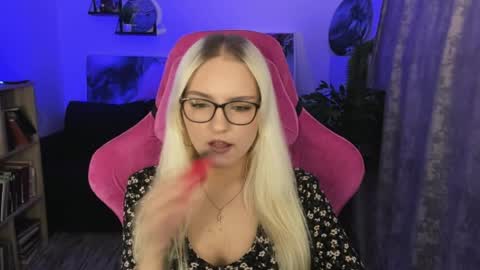 Snapshot of violamore chatting on 6, 4, 2026 violamore online show from 6, 4, 2026