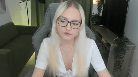 Snapshot of violamore chatting on 7, 4, 2026 violamore online show from 7, 4, 2026