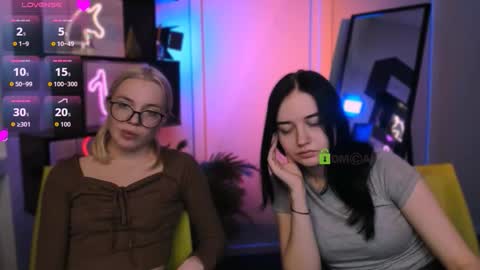 Snapshot of violet_moxi chatting on 20, 12, 2025 violet_moxi online show from 20, 12, 2025