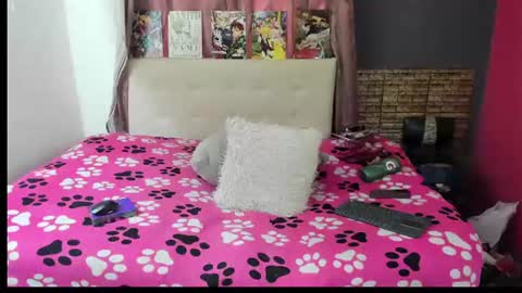 Snapshot of violl3t_fox chatting on 23, 6, 2026 Isabella online show from 23, 6, 2026