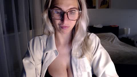 Snapshot of vivica_coke chatting on 17, 12, 2024 VI online show from 17, 12, 2024