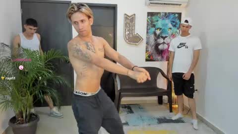 Snapshot of voyeurism_guys chatting on 23, 9, 2025 voyeurism_guys online show from 23, 9, 2025
