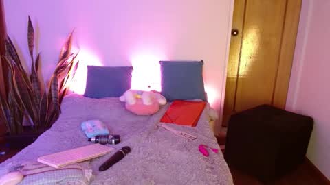 kitty SUPORT ME AND MY BABY SINGLE MOMY online show from 23, 9, 2025