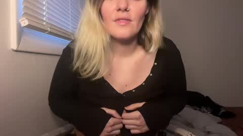 Snapshot of wldntulik2no chatting on 3, 1, 2025 Moth online show from 3, 1, 2025