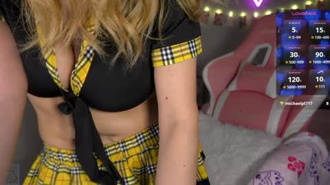 Snapshot of xclusivesecrets chatting on 26, 2, 2025 spoil me here online show from 26, 2, 2025