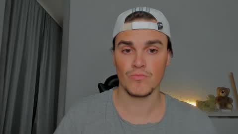 Snapshot of xx_raul_xx_ chatting on 14, 10, 2025 raul online show from 14, 10, 2025