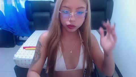 Snapshot of xxsashablondelatinxx chatting on 25, 2, 2026 Sasha Blonde online show from 25, 2, 2026